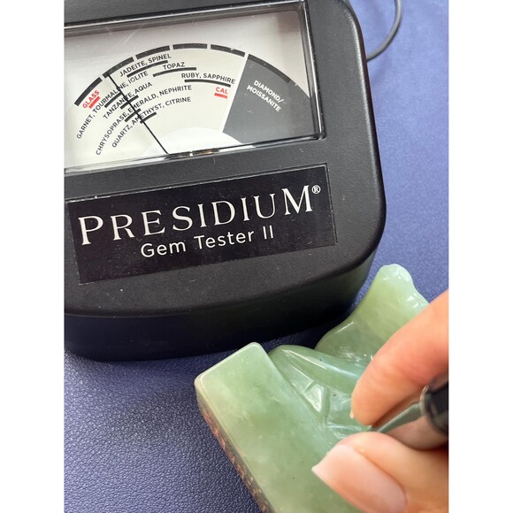 Chinese carved nephrite Ox chop w/wax box set - Picture 14 of 14